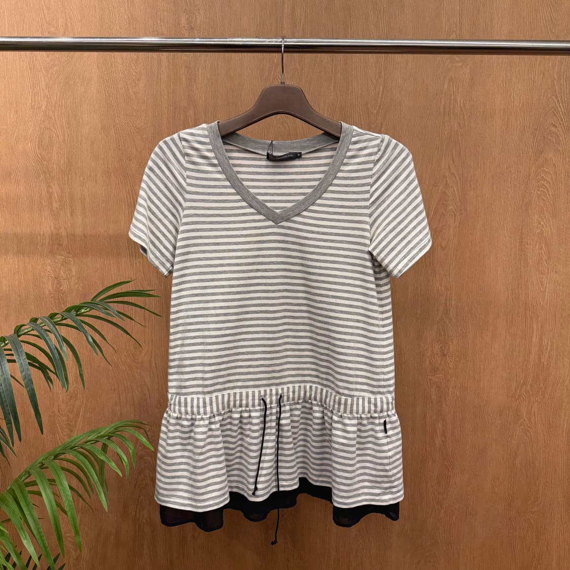 캘빈클라인진스 스트라이프 브이넥 반팔 티셔츠 프릴 밑단 레이어드 그레이 상품이미지1