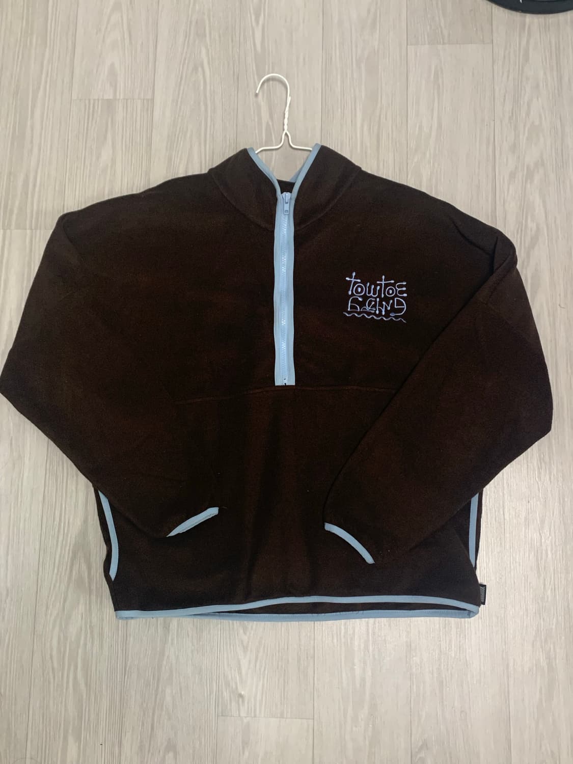 토우토우아카이브 로고 플리스 브라운 상품이미지2