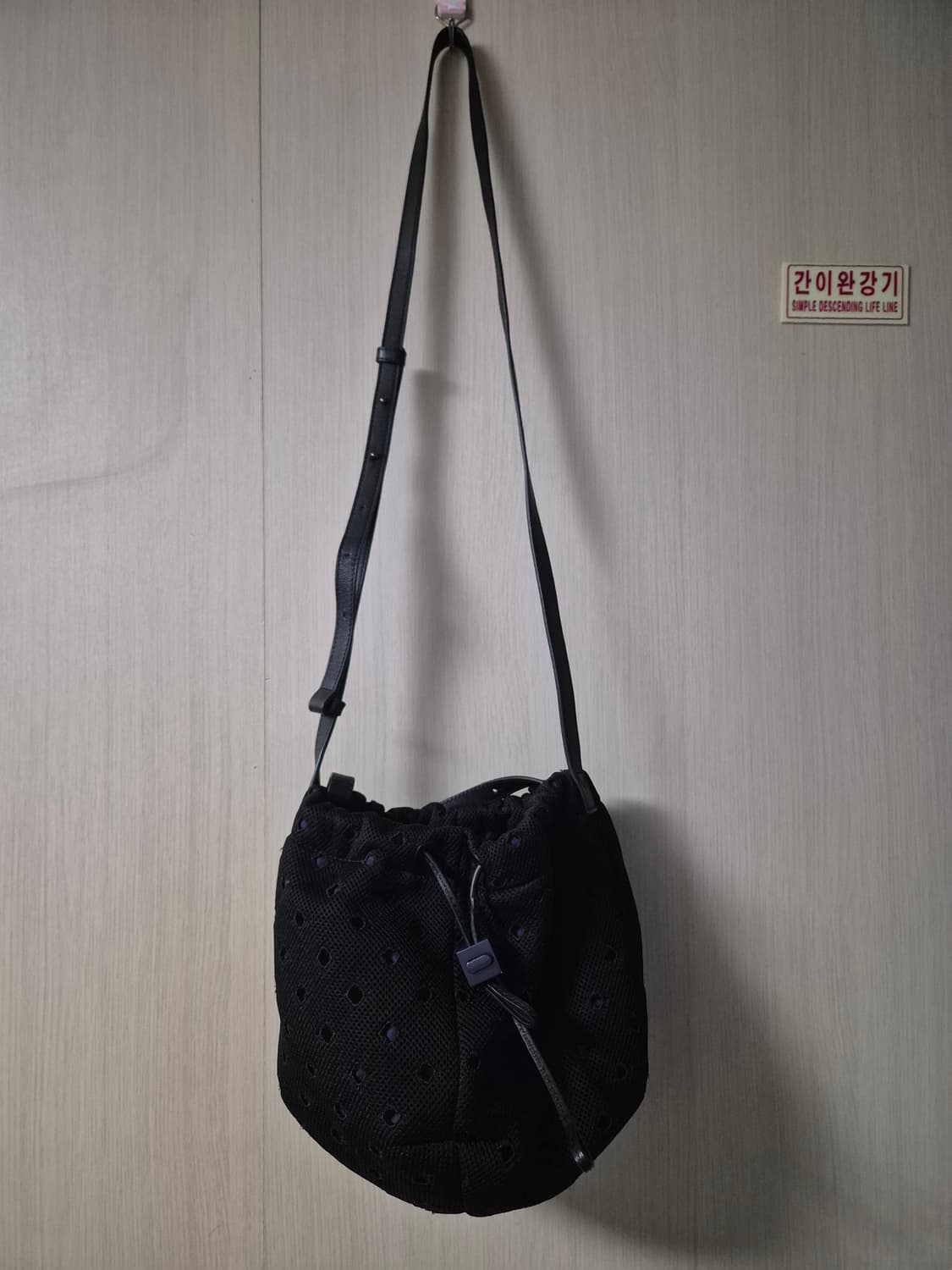 구호(KUHO) 블랙 펀칭 항아리 버킷백 상품이미지1