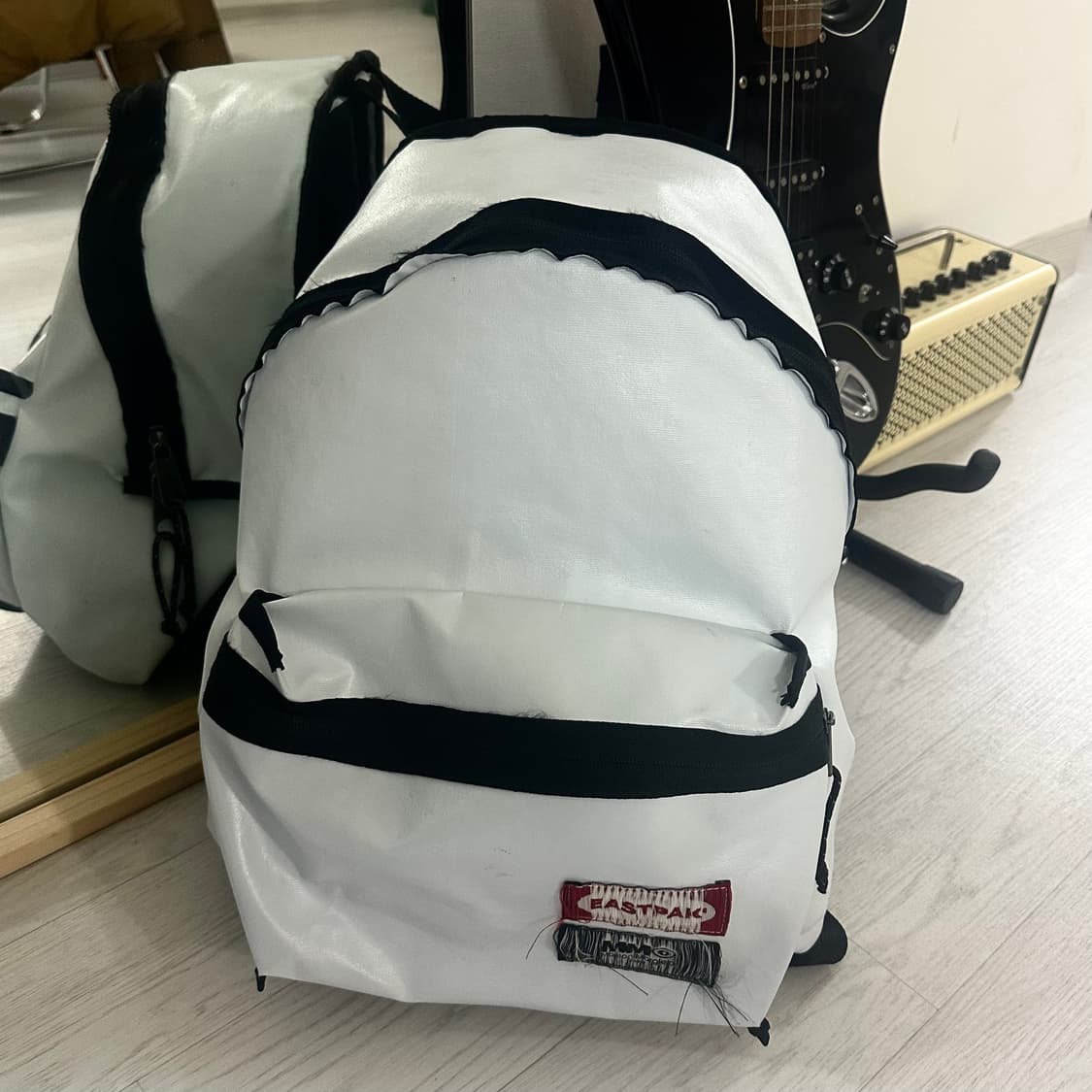 메종마르지엘라 MM6 이스트팩 리버시블 백팩 블랙 화이트 상품이미지2