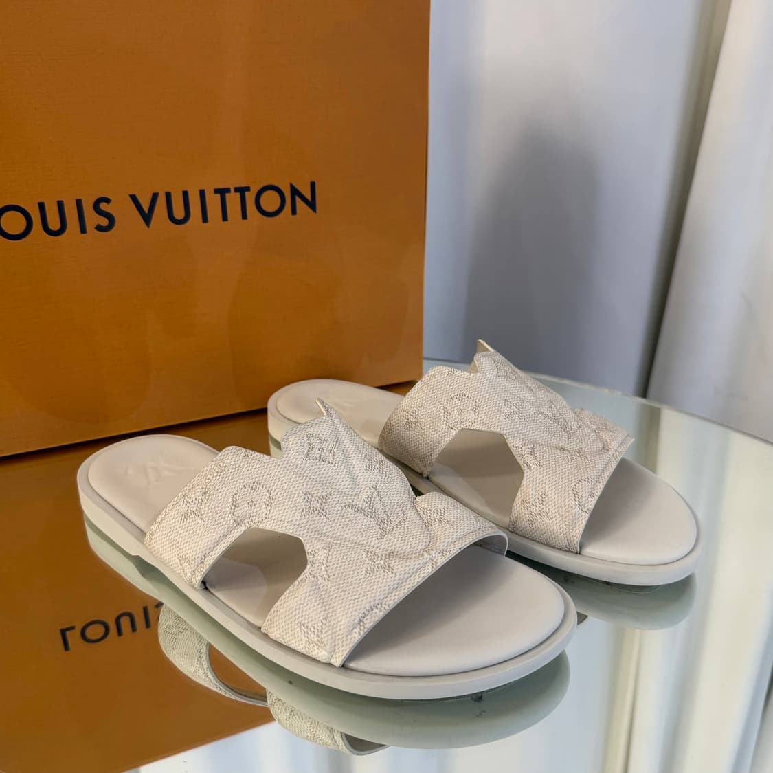 (6) 루이비통 모노그램 오프화이트 오아시스 뮬 슬리퍼  상품이미지1