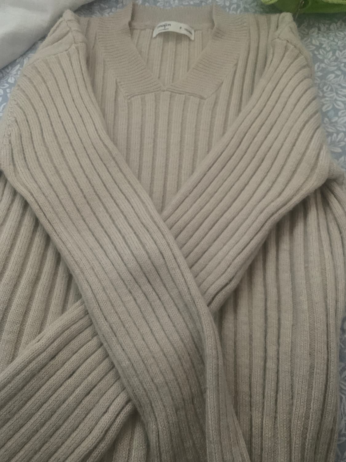 V넥니트 상품이미지2