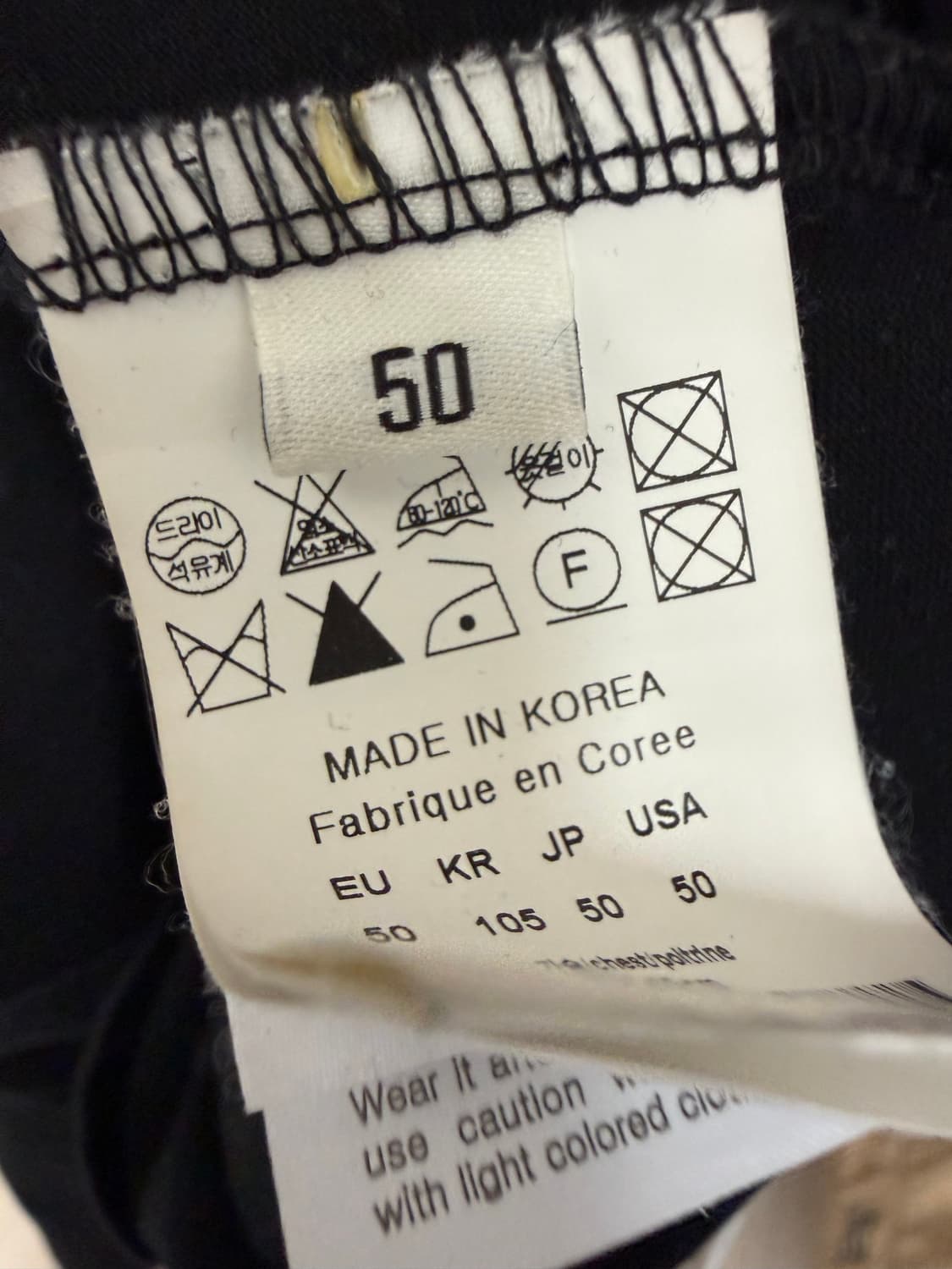 우영미 화이트 백로고 티셔츠 블랙 22FW 상품이미지4