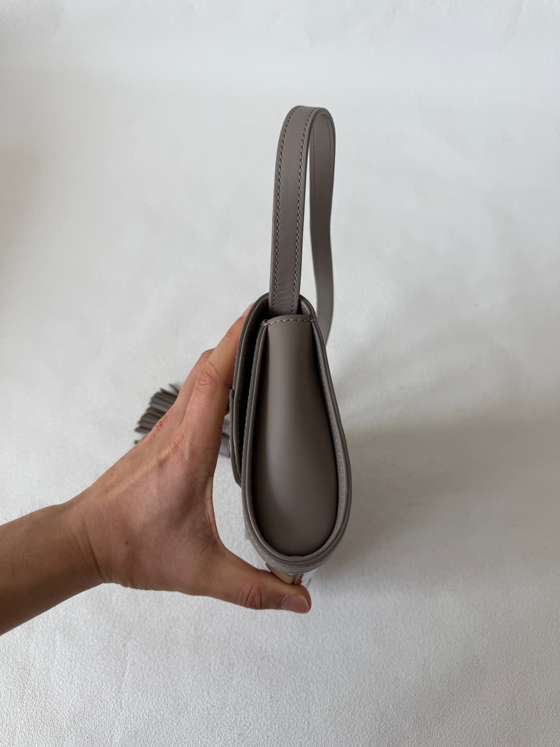 아이그너(AIGNER) 에나멜 레더 숄더백 상품이미지4