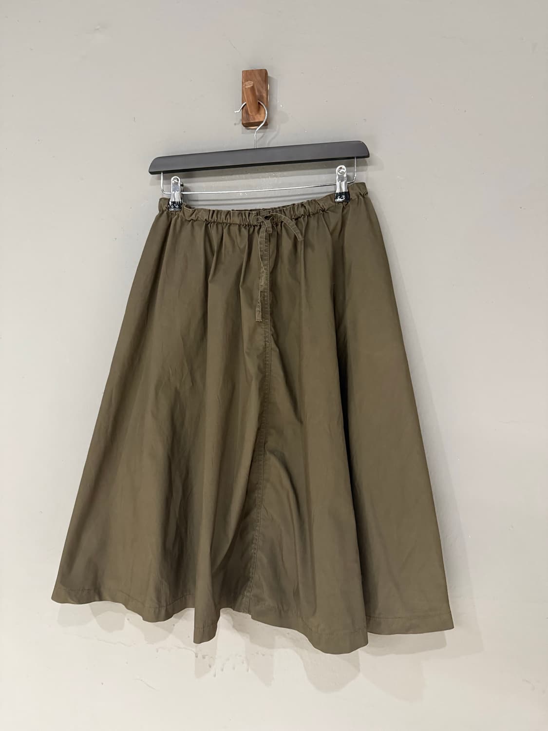 khaki flare-fit midi skirt 상품이미지4