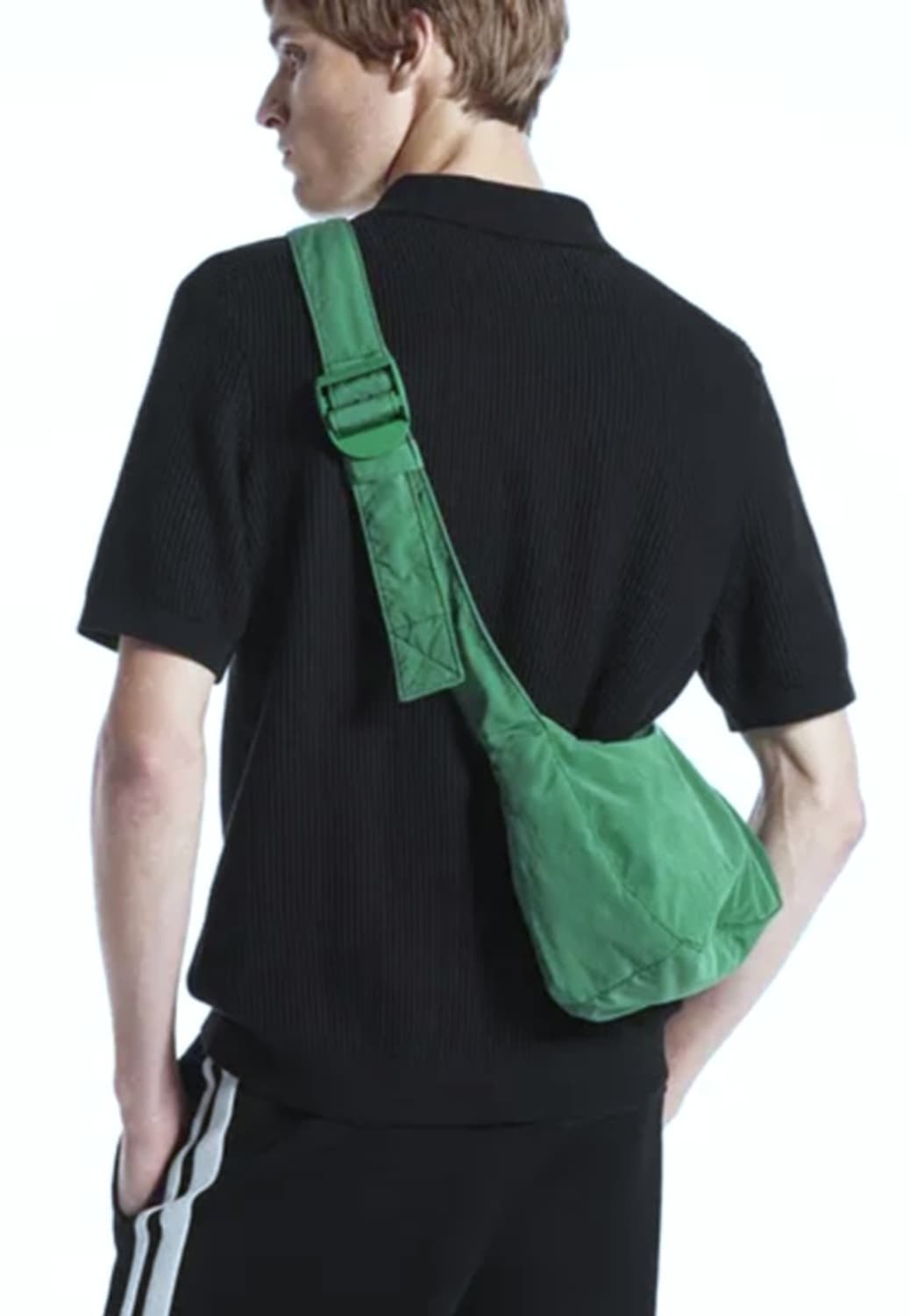 새상품) cos 나일론 크로스바디 새들백 그린 상품이미지4