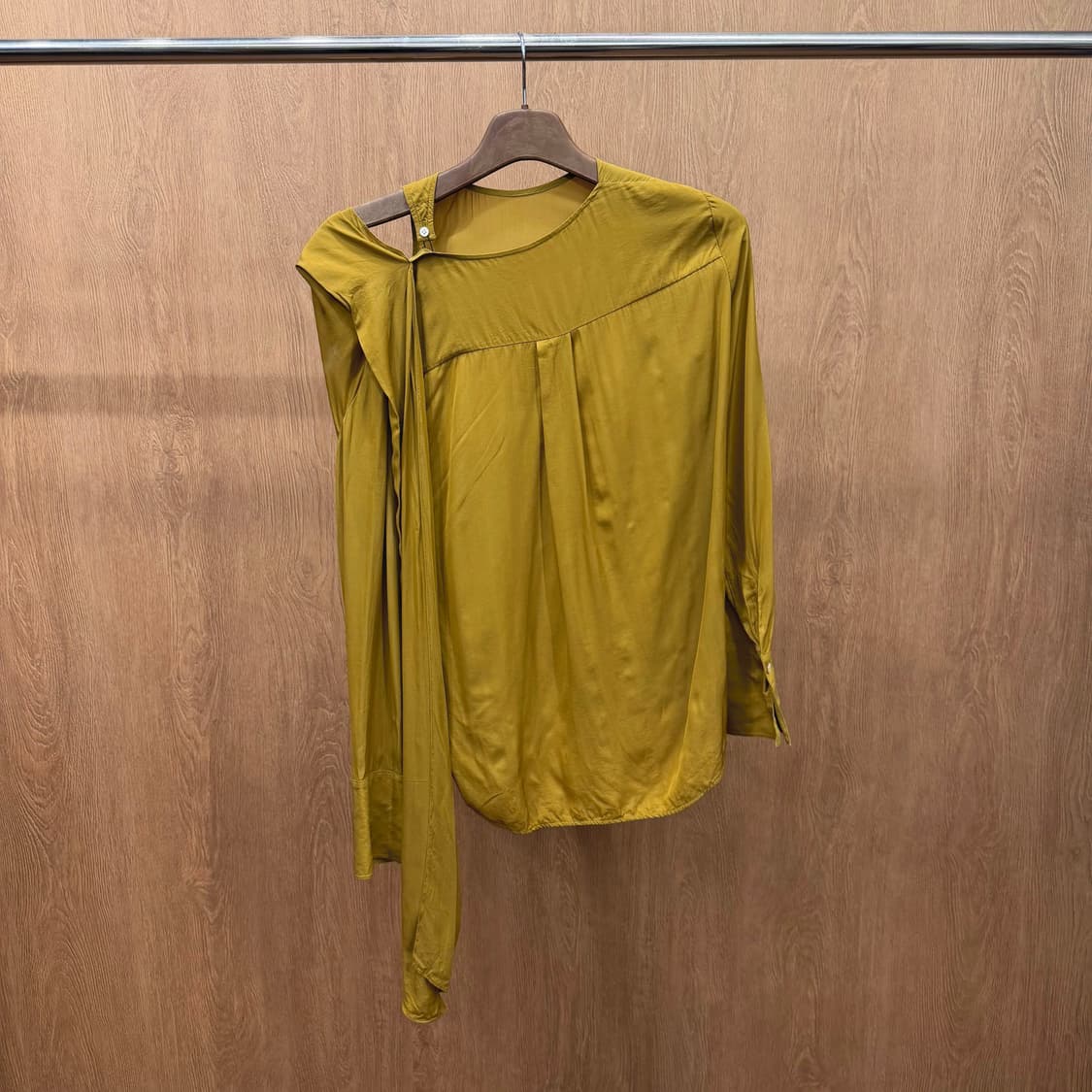 더캐시미어 언밸런스 원숄더 드레이프 슬리브 블라우스 루즈핏 머스타드 상품이미지3