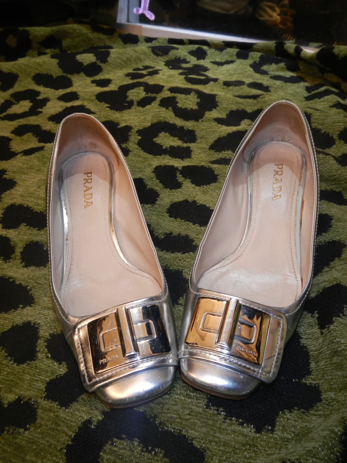 프라다 PRADA 실버 페이턴트 가죽 슬링백 펌프스 상품이미지4