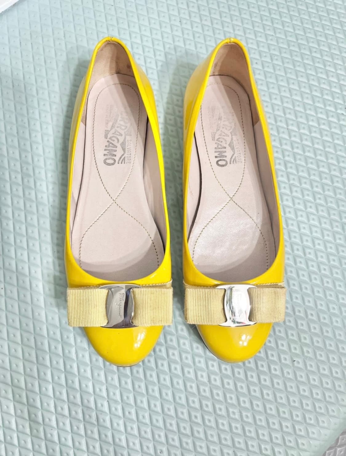  페레가모ㅡ 노랑색 바라 플랫슈즈 225~230 상품이미지1