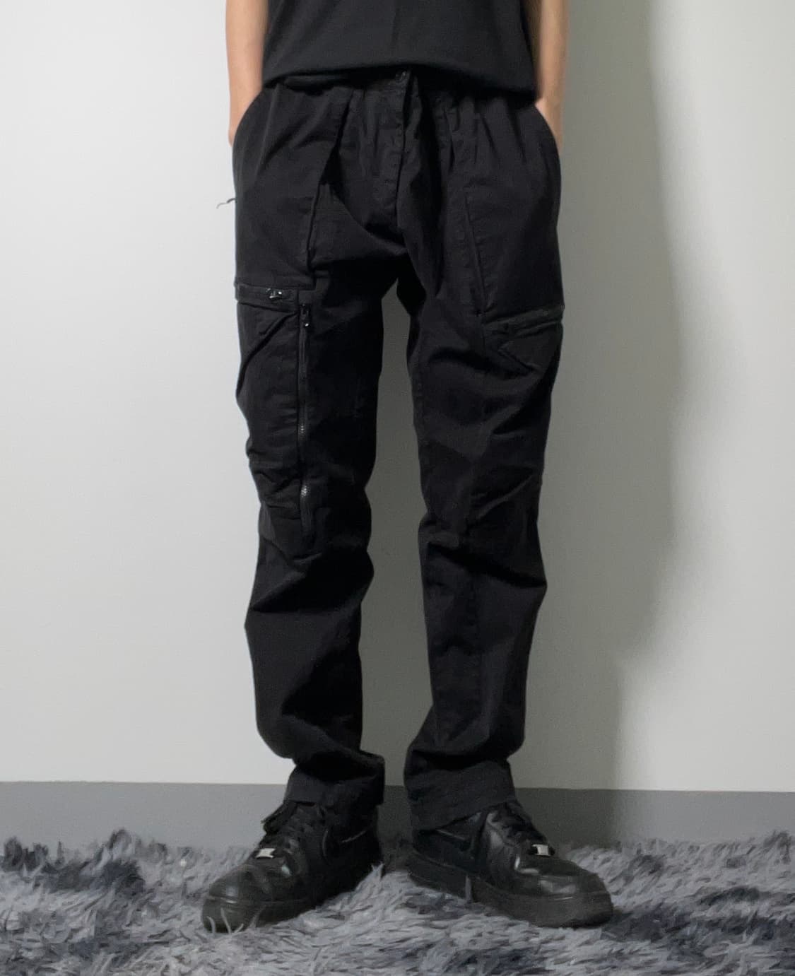 CP컴퍼니 스트레치 새틴 비대칭 지퍼 포켓 카고 팬츠 52 상품이미지3