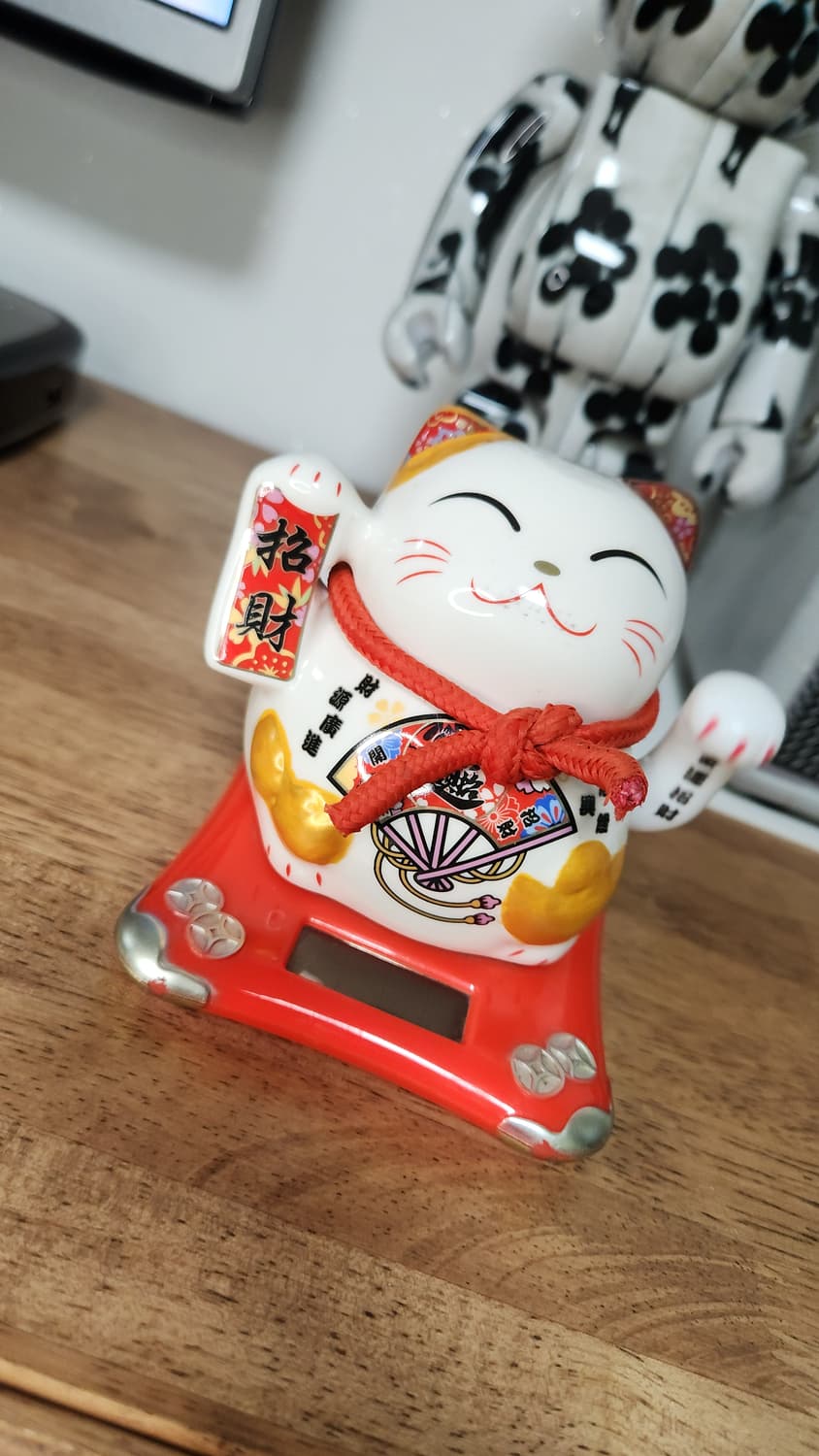 # 손흔드는 태양열 고양이 마네키네코 인형 개업선물 태양열 급처 상품이미지1
