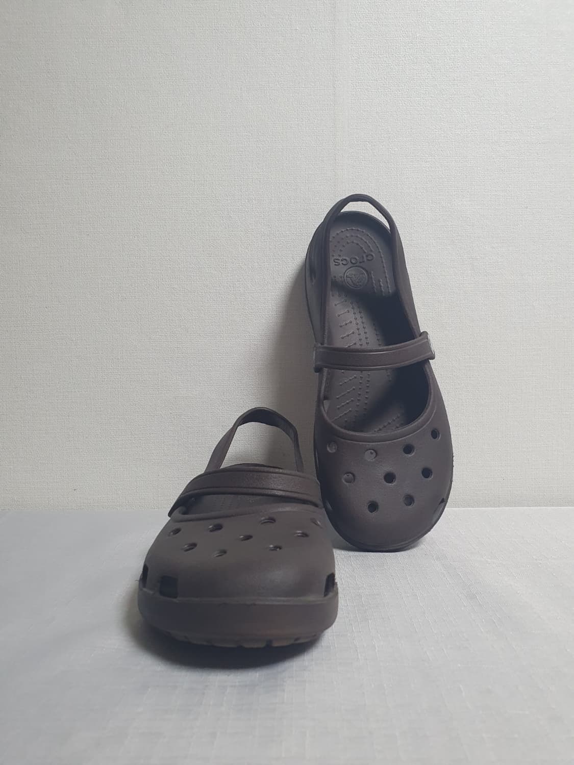 크록스 카린 메리제인 클로그 브라운 W8 250mm 상품이미지2