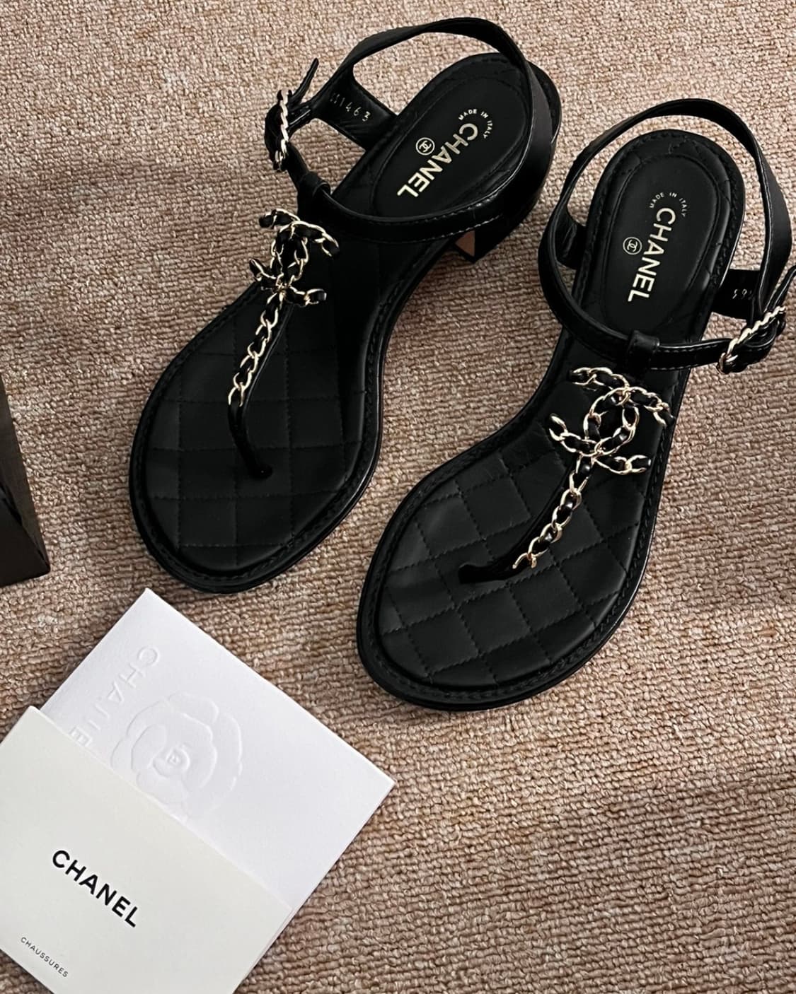 샤넬 클래식 CC로고 체인 스트랩 샌들 은장 상품이미지1