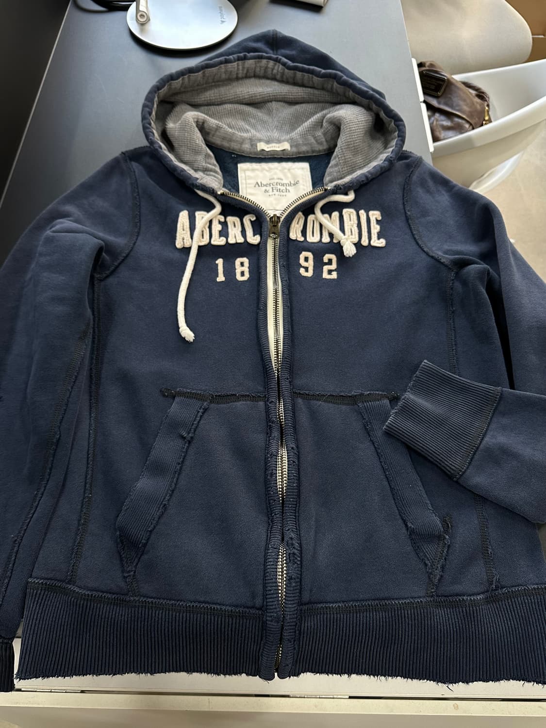 아베크롬비 머슬핏 데미지 후드집업 네이비 상품이미지5