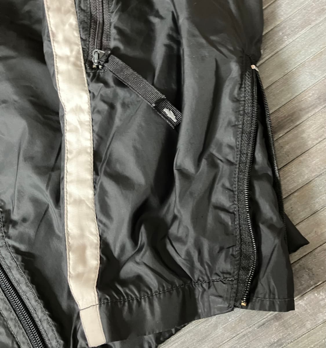 Side detail black nylon jacket 상품이미지3