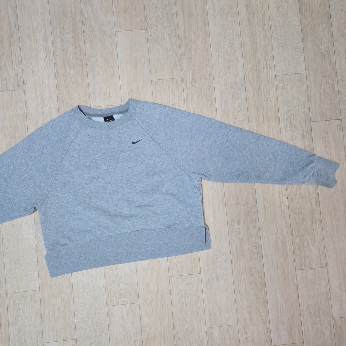 M) 나이키 우먼 뒷트임 루즈핏 크롭 맨투맨 상품이미지2