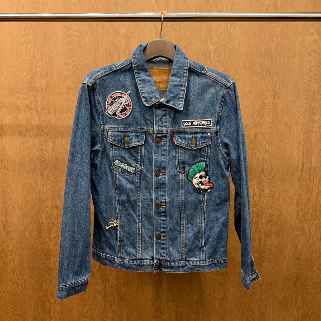리바이스 데님 트러커 자켓 스트릿 펑크 그래픽 레터링 패치 디테일 진청 상품이미지2