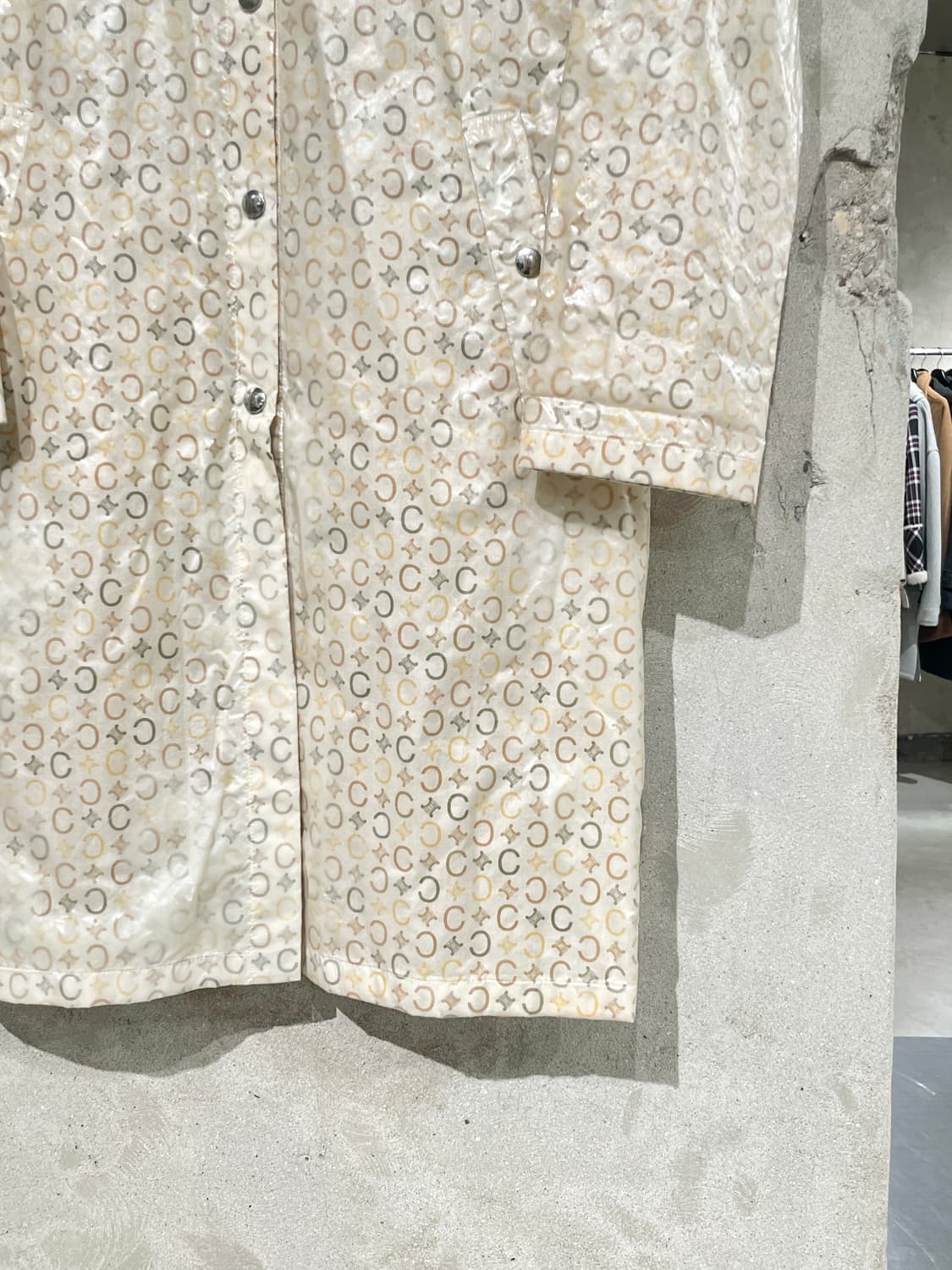 셀린느 트리오페 모노그램 스냅 버튼 폴리우레탄 코트 상품이미지5