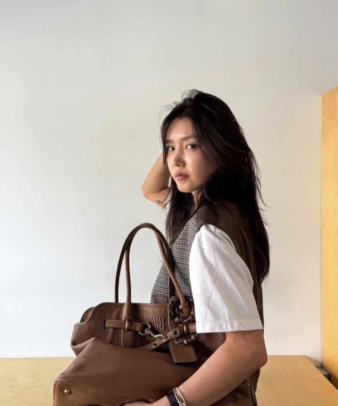 미우미우 아방뛰르 나파 가죽 백 브라운 상품이미지4