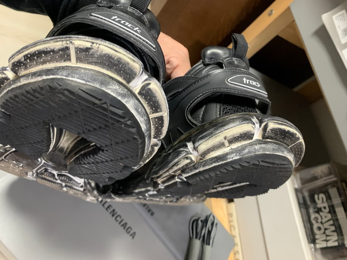 발렌시아가 트랙 스니커즈 45 페이디드 블랙 상품이미지4