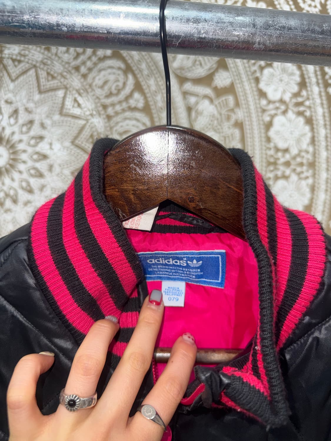 아디다스 블랙핑크 깔깔이 경량패딩  상품이미지5