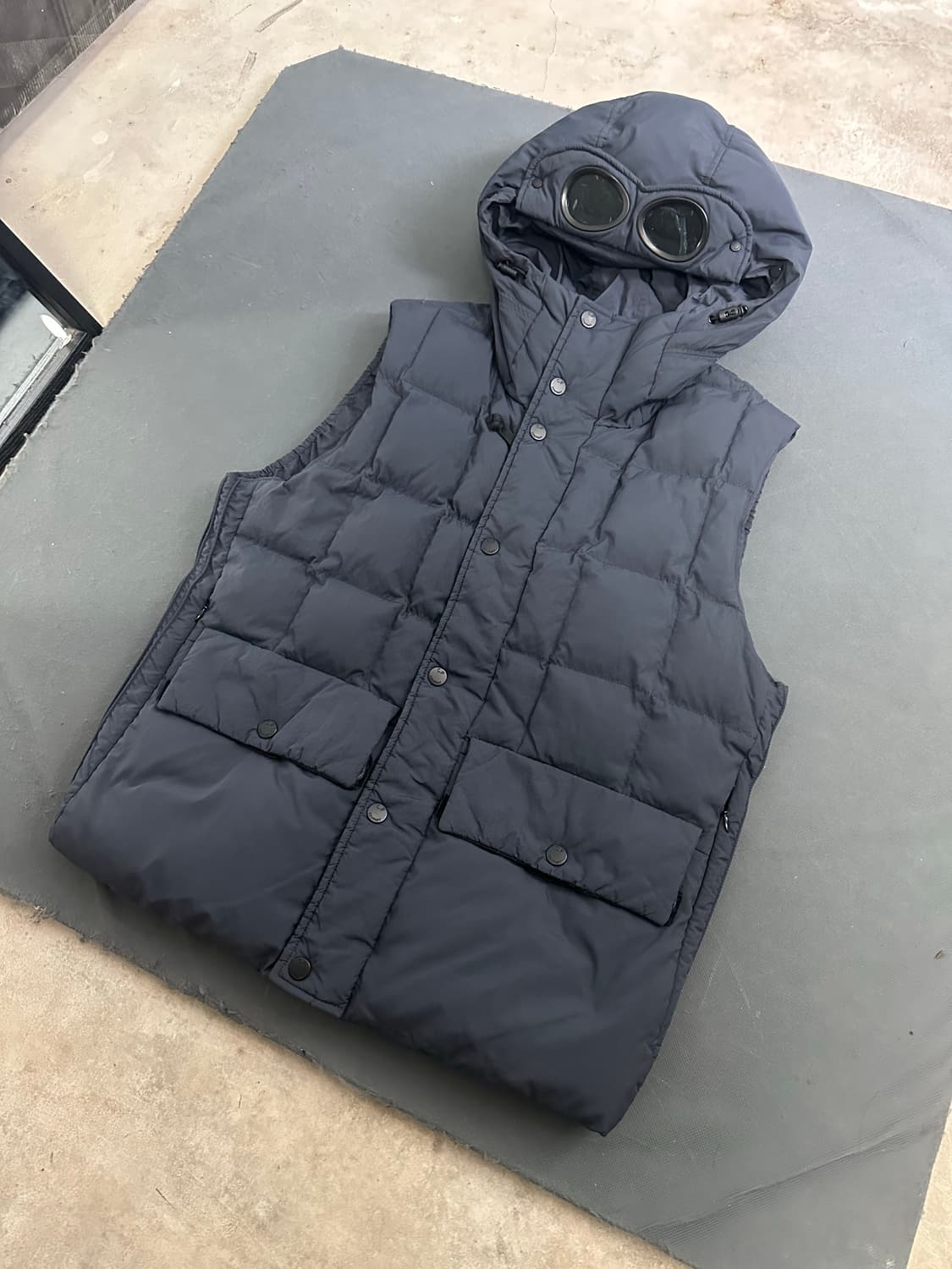 씨피컴퍼니 고글 조끼 패딩 105 상품이미지2