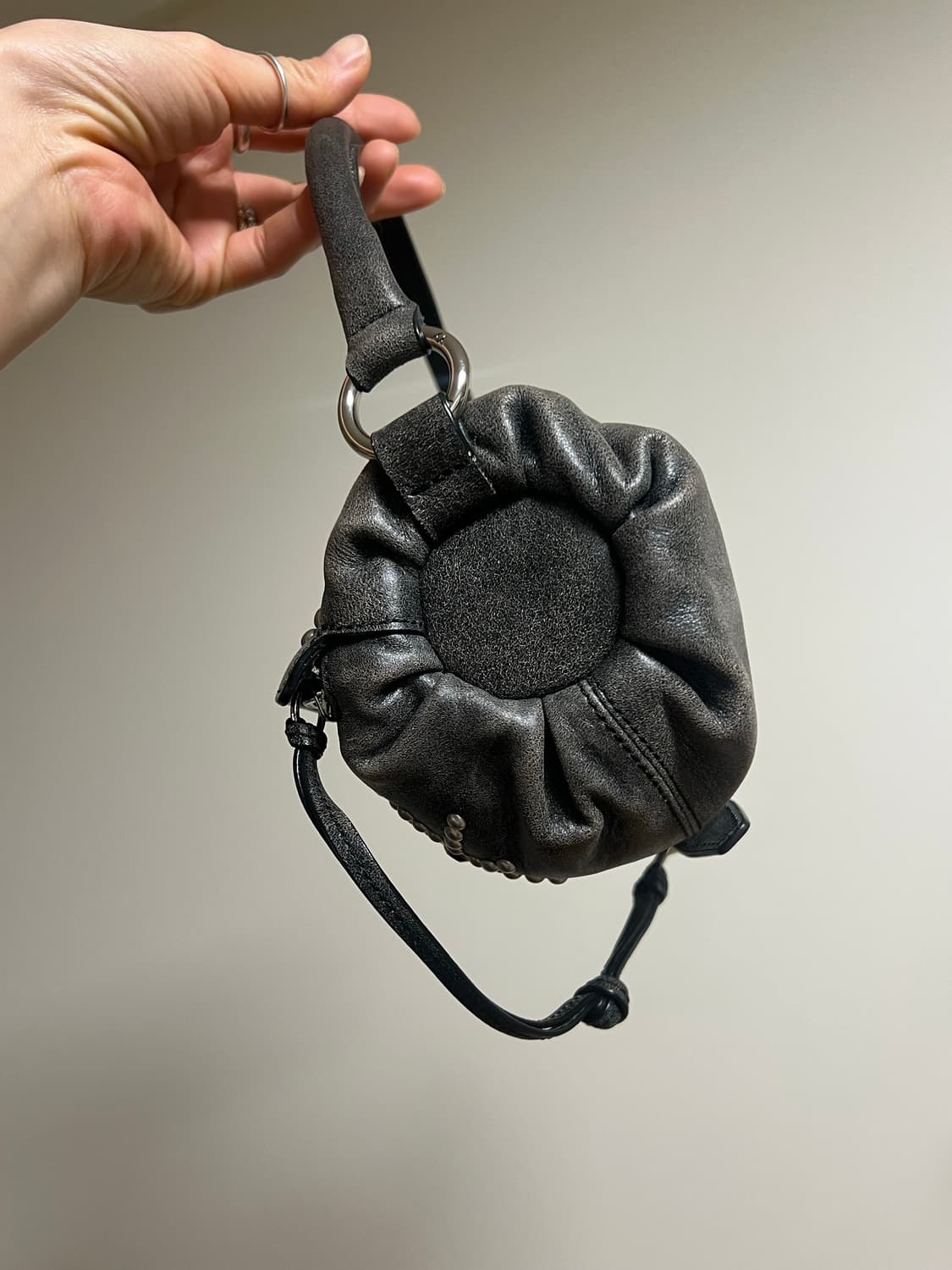 오픈와이와이 스터드 필로우 핸들백 상품이미지6