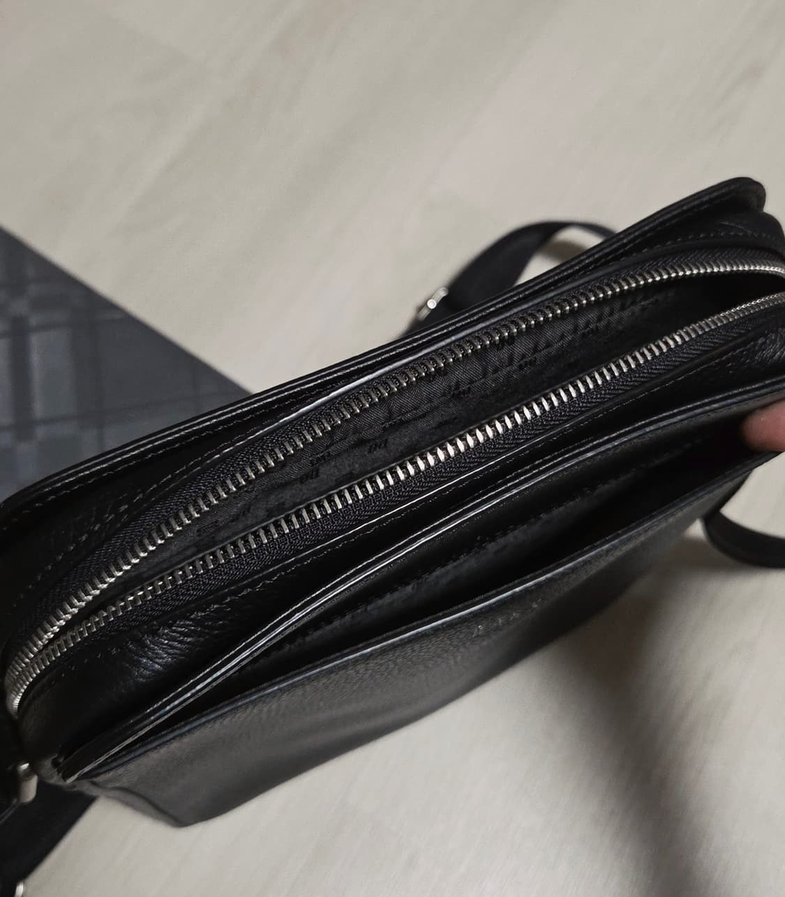 (착샷) 닥스 가죽 크로스백 블랙 Daks 상품이미지7