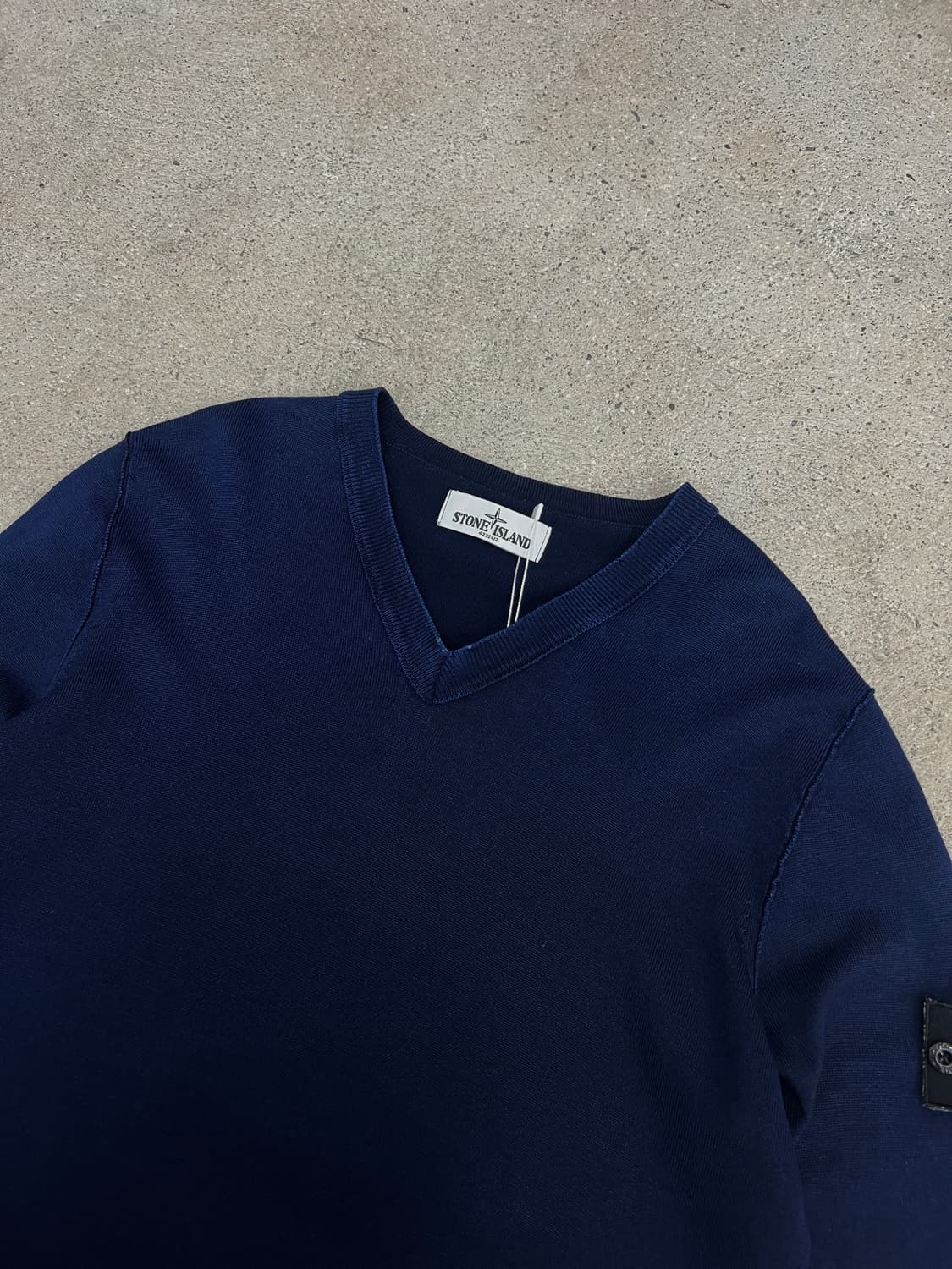 스톤아일랜드 와펜 네이비 워싱 울 V넥 니트 상품이미지3