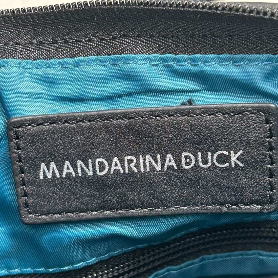 만다리나덕 크로스백 블랙 상품이미지6