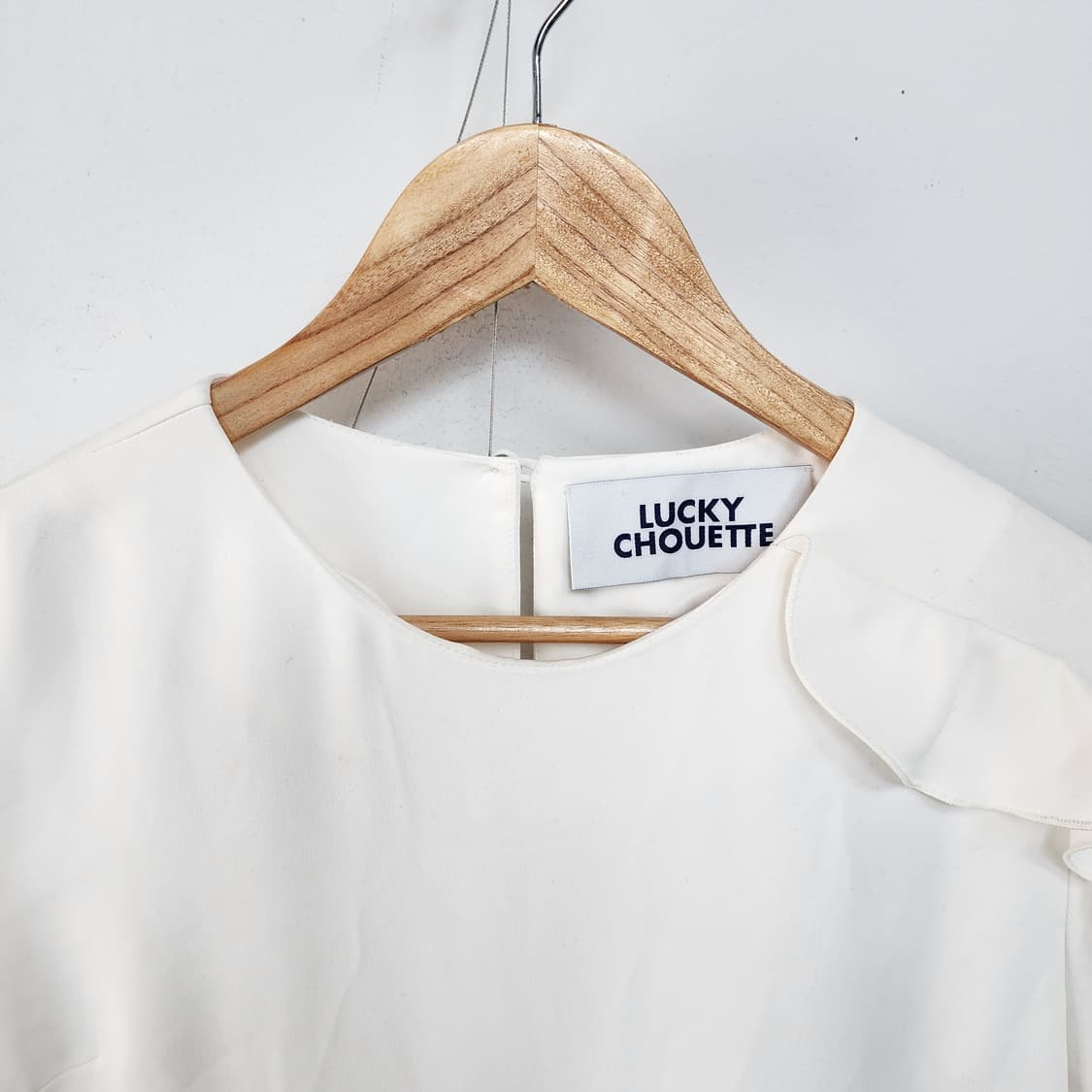 럭키슈에뜨 아이보리 프릴 블라우스 상품이미지2