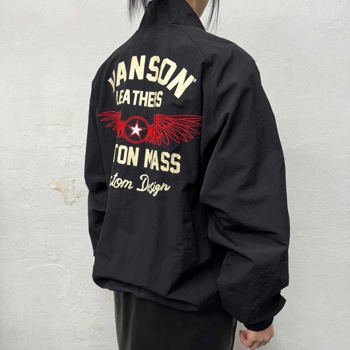 밴슨(VANSON) 블랙 양면 자수 로고 프린팅 플라잉스타 윈드브레이커 상품이미지2