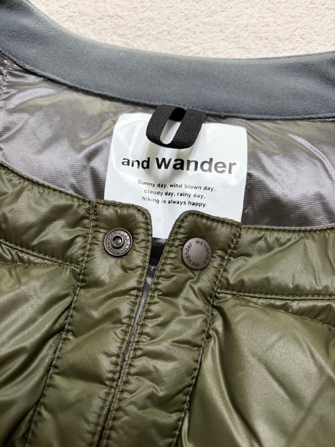 [6] 앤드원더(And Wander) 다이아몬드 스티치 다운 베스트 카키 상품이미지2