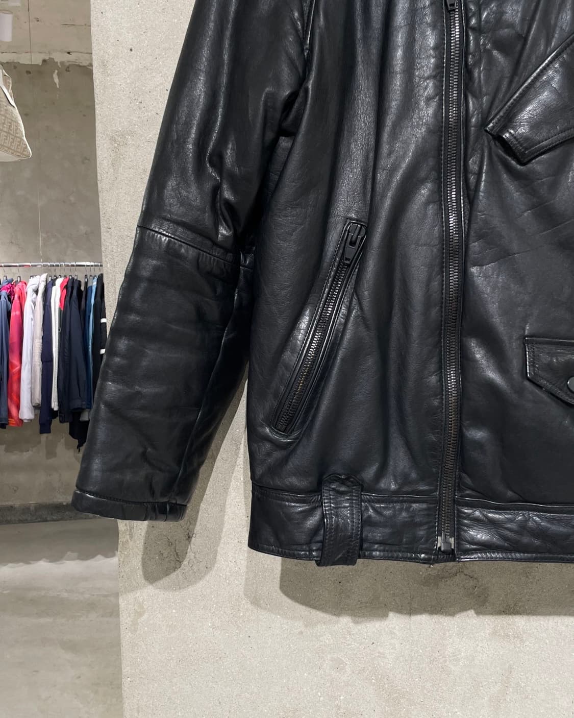 알렉산더 왕 x h&m 블랙 패디드 카우 레더 자켓 상품이미지4