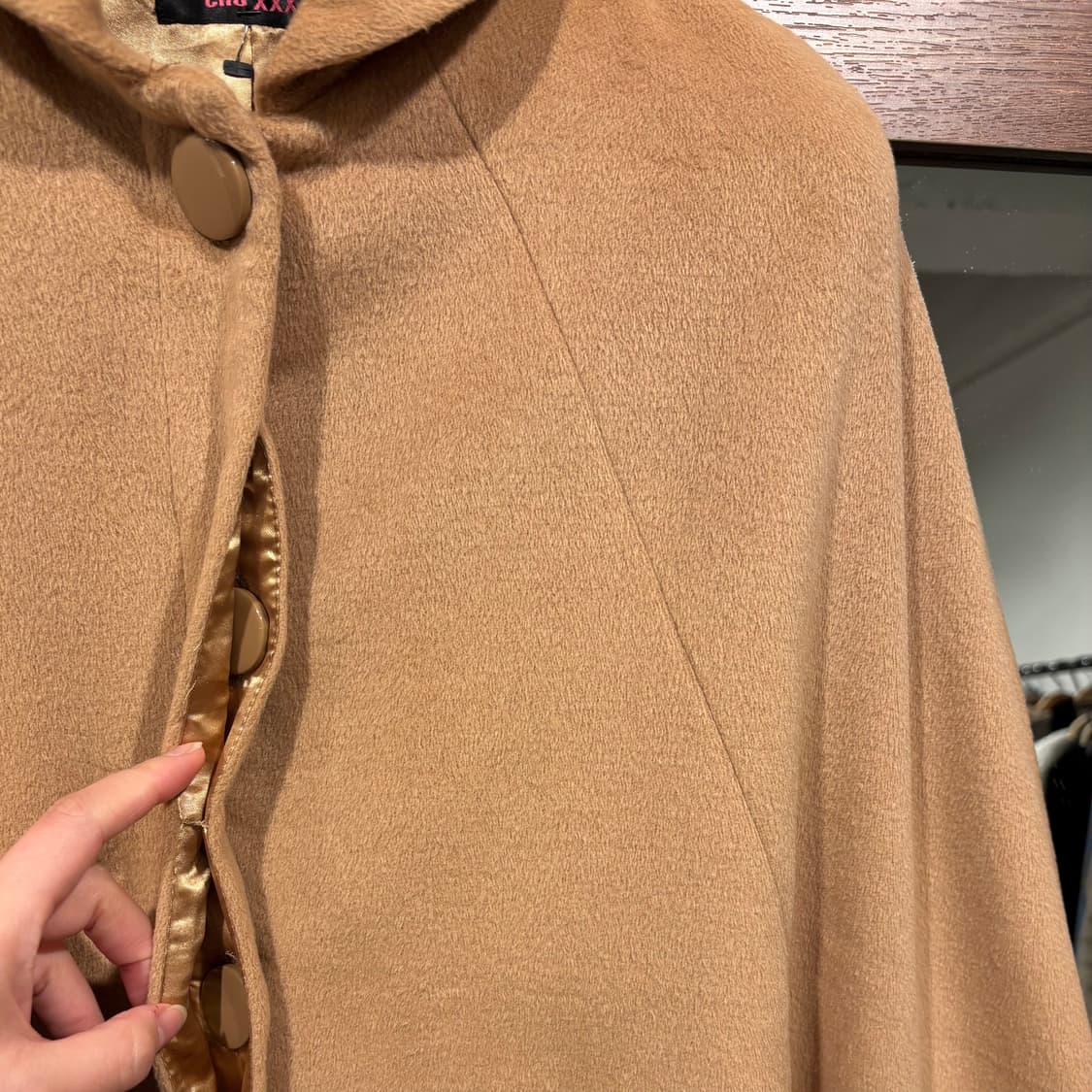CHU XXX 카라멜 라운드 카라 케이프 자켓 라떼 모리 상품이미지10
