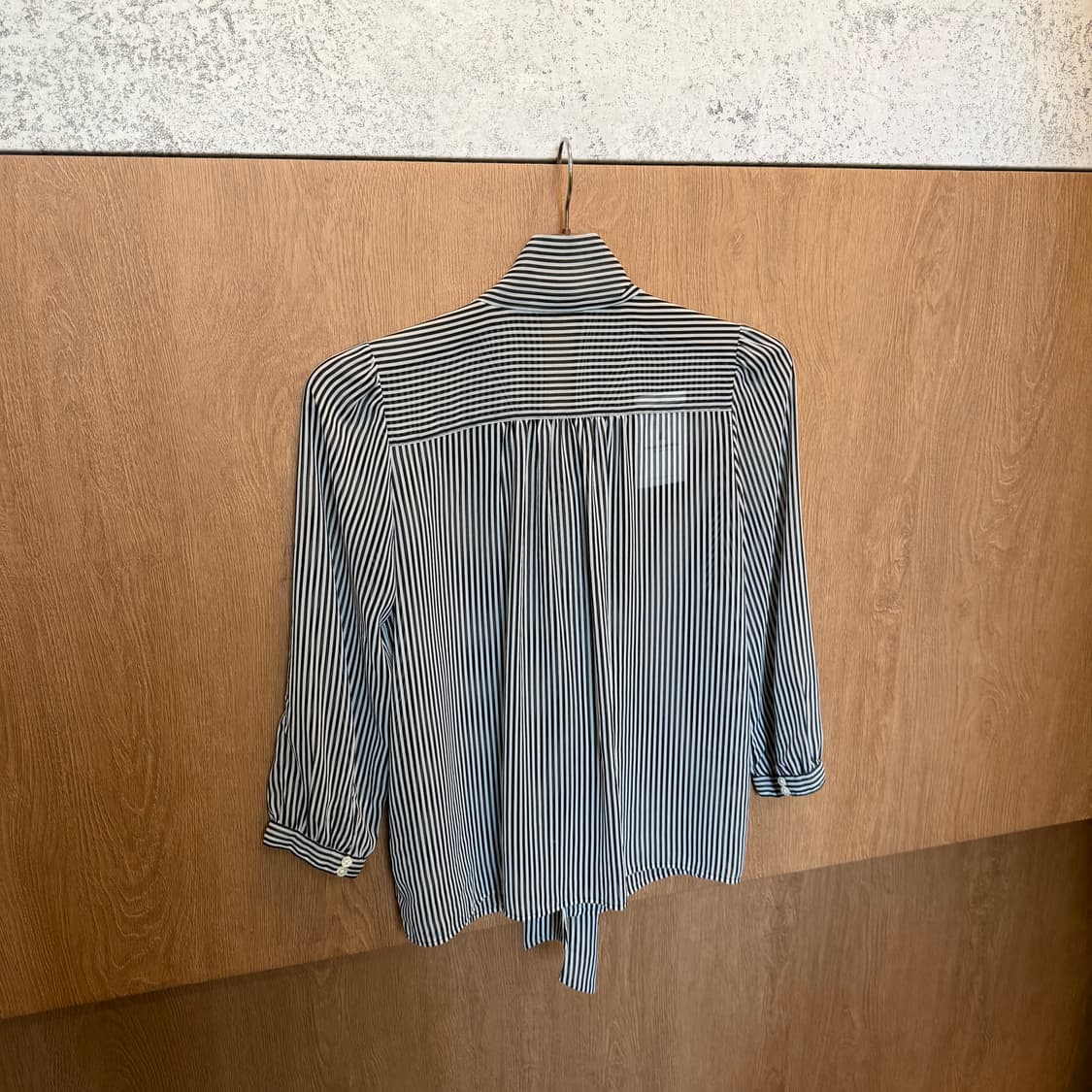 빈티지 스트라이프 블라우스 7부 소매 타이넥 디테일 블랙 화이트 상품이미지2