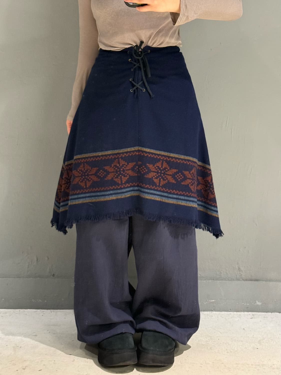 snow pattern eyelet detail unbalance sk 상품이미지1