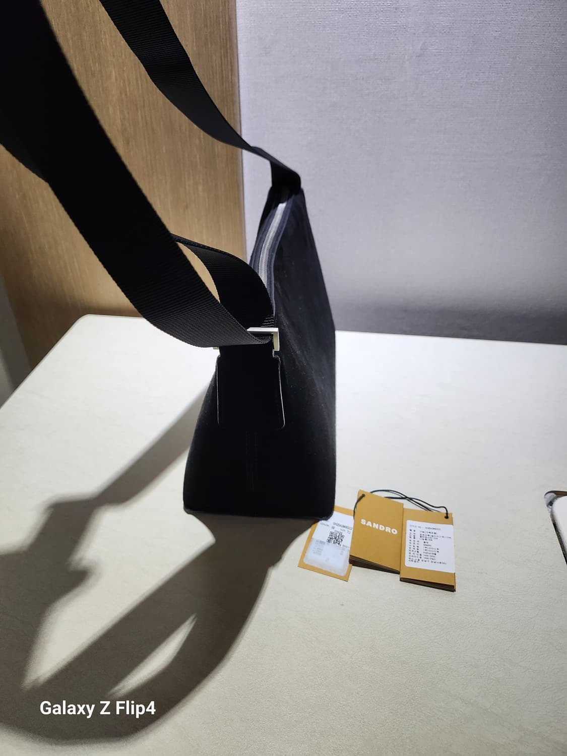 산드로옴므 25FW 신상 송아지 스웨이드 크로스백 (미개봉품) 상품이미지2