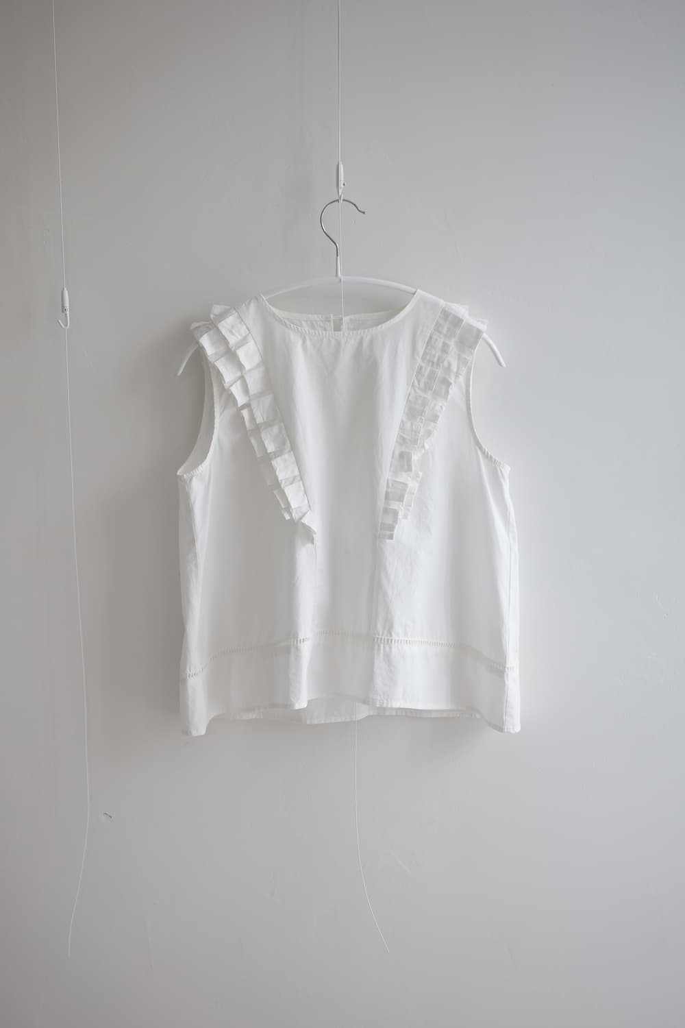 White pintuck ruffle sleeveless blouse 상품이미지7