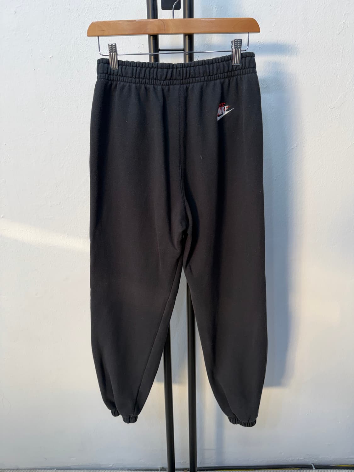정품) 나이키 블랙 컬러 자수 로고 스웻팬츠 M 상품이미지4