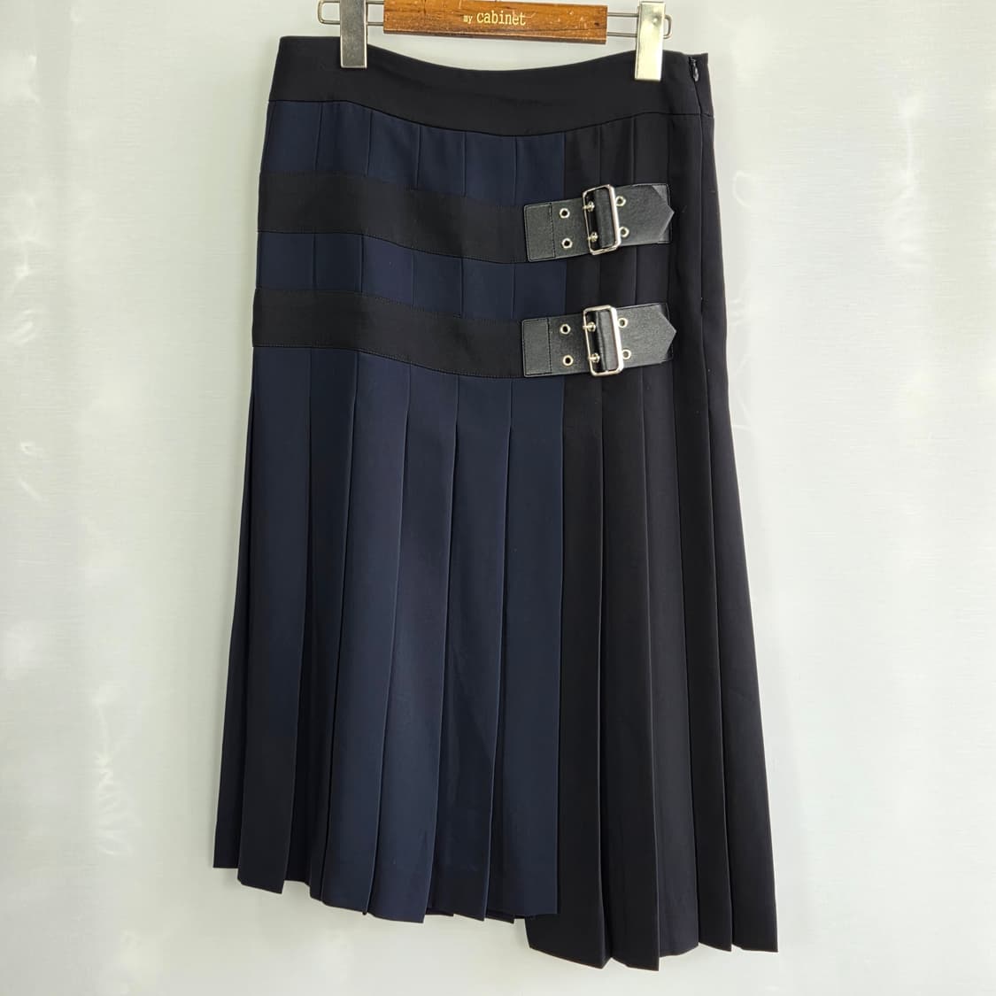 럭키슈에뜨 비대칭 플리츠 미디 스커트 - 세련된 블랙&네이비 배색 상품이미지3
