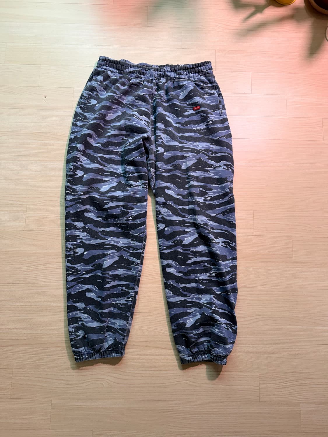 슈프림 스몰 박스 스웨트팬츠 블루 타이거 카모 - 24FW 상품이미지1