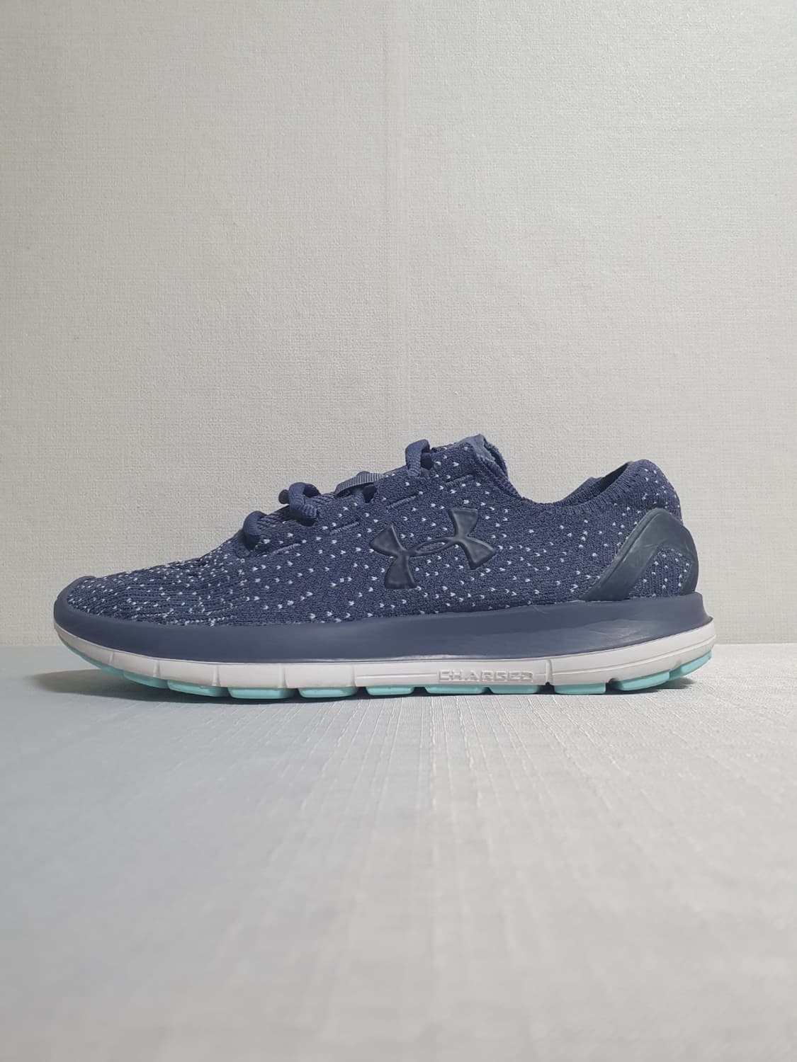 택포 235mm 언더아머 러닝화 UA 차지드 인디고 펄 운동화 상품이미지1