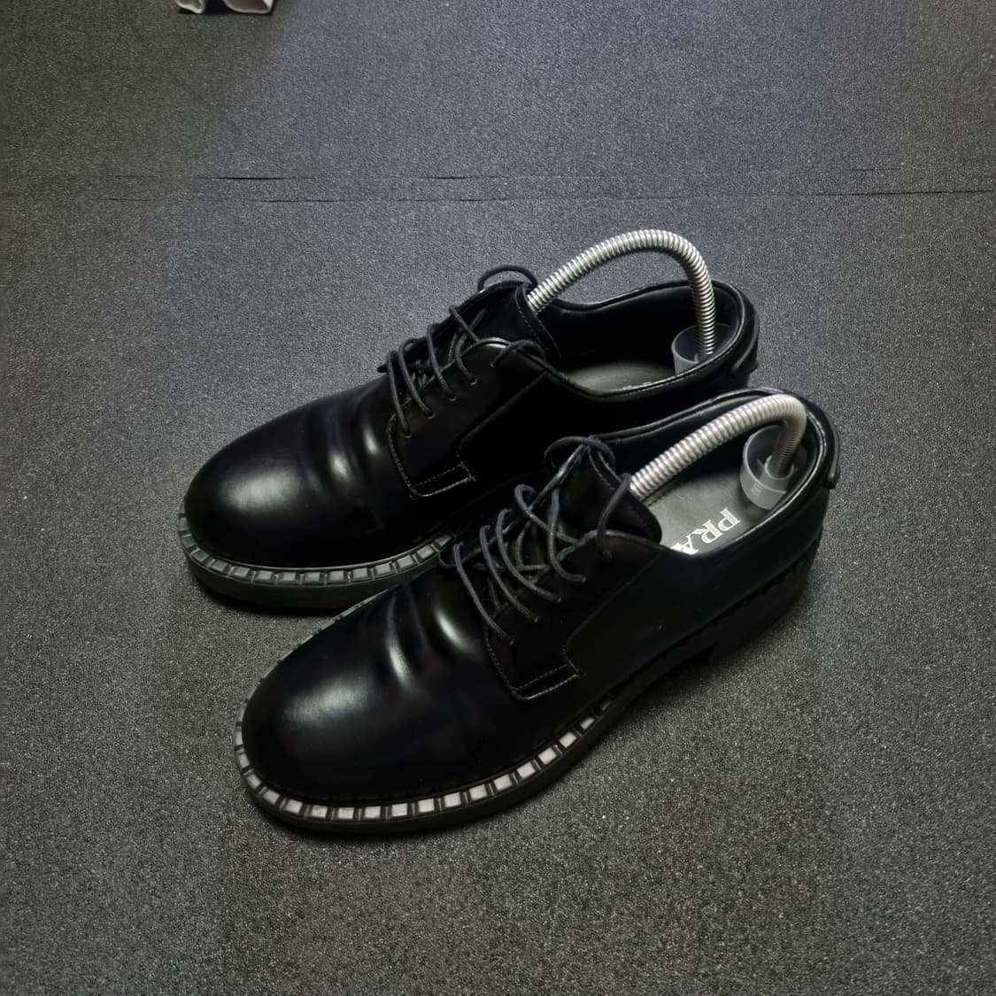 프라다 브러쉬드 레더 더비 슈즈 38.5 상품이미지1