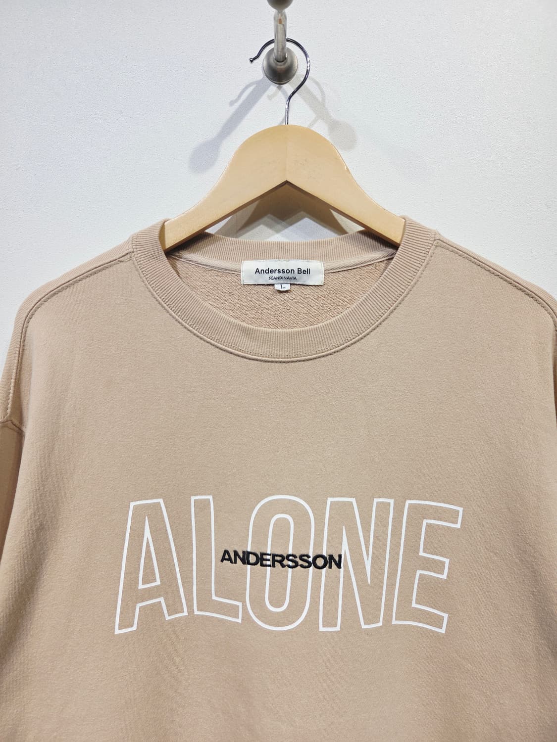 앤더슨벨 ALONE 레터링 사이드 지퍼 맨투맨 베이지 상품이미지3