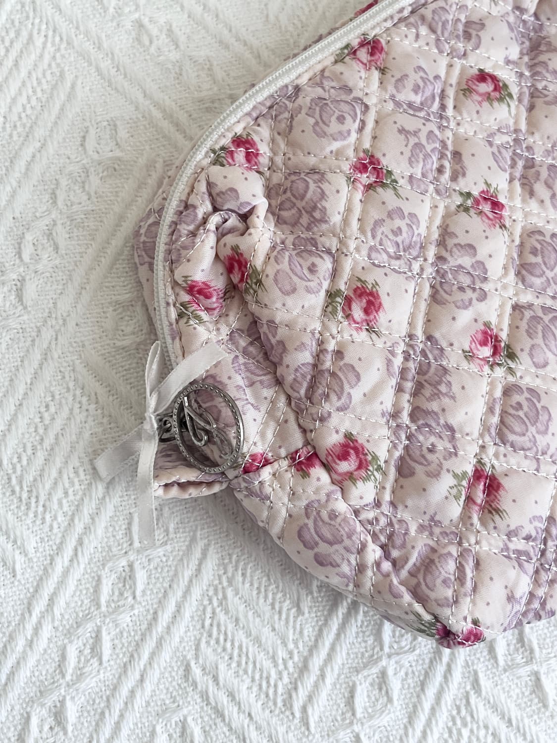 질스튜어트 플라워 퀼팅 리본 파우치 상품이미지1