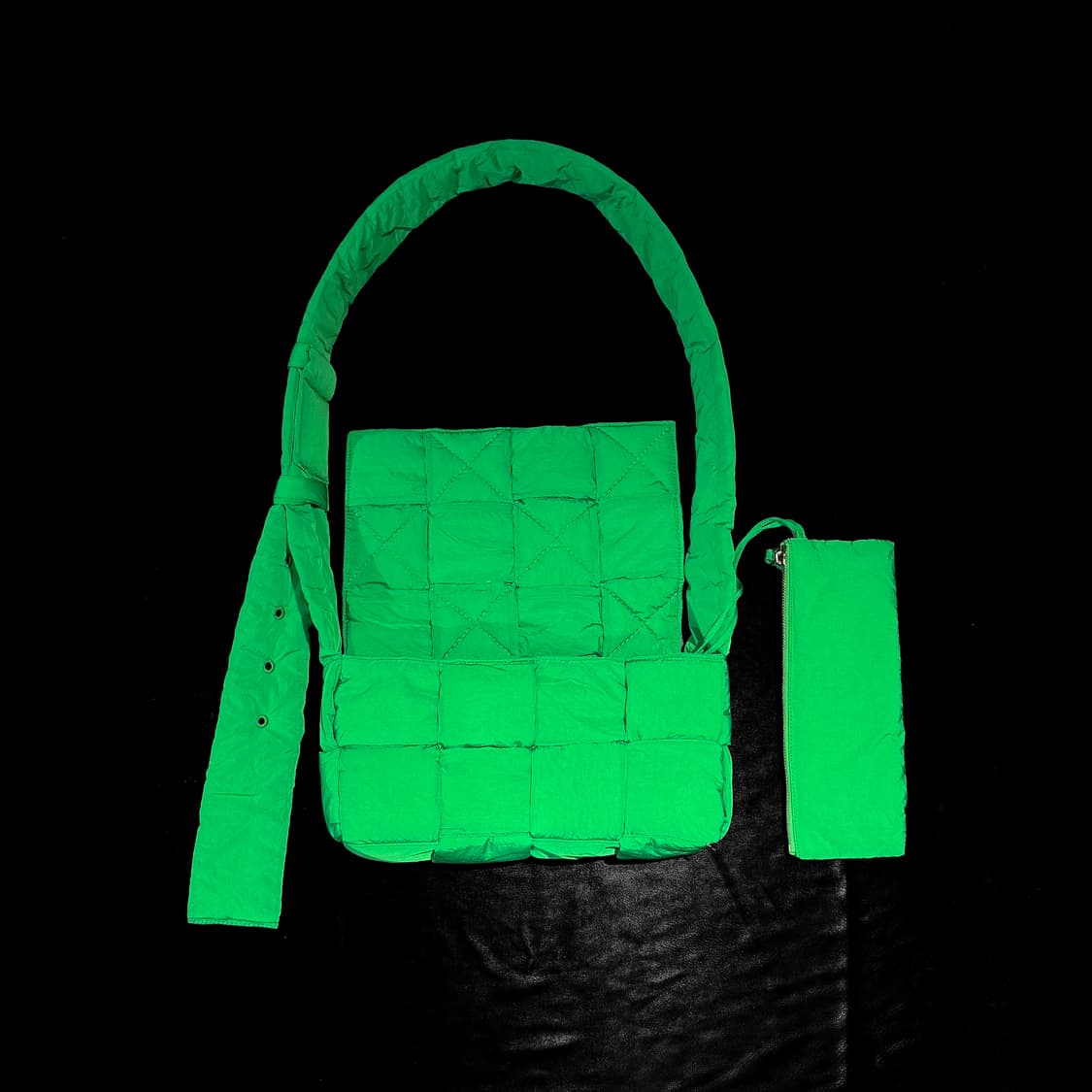 보테가 베네타 패딩 테크 카세트백 패러킷 상품이미지3