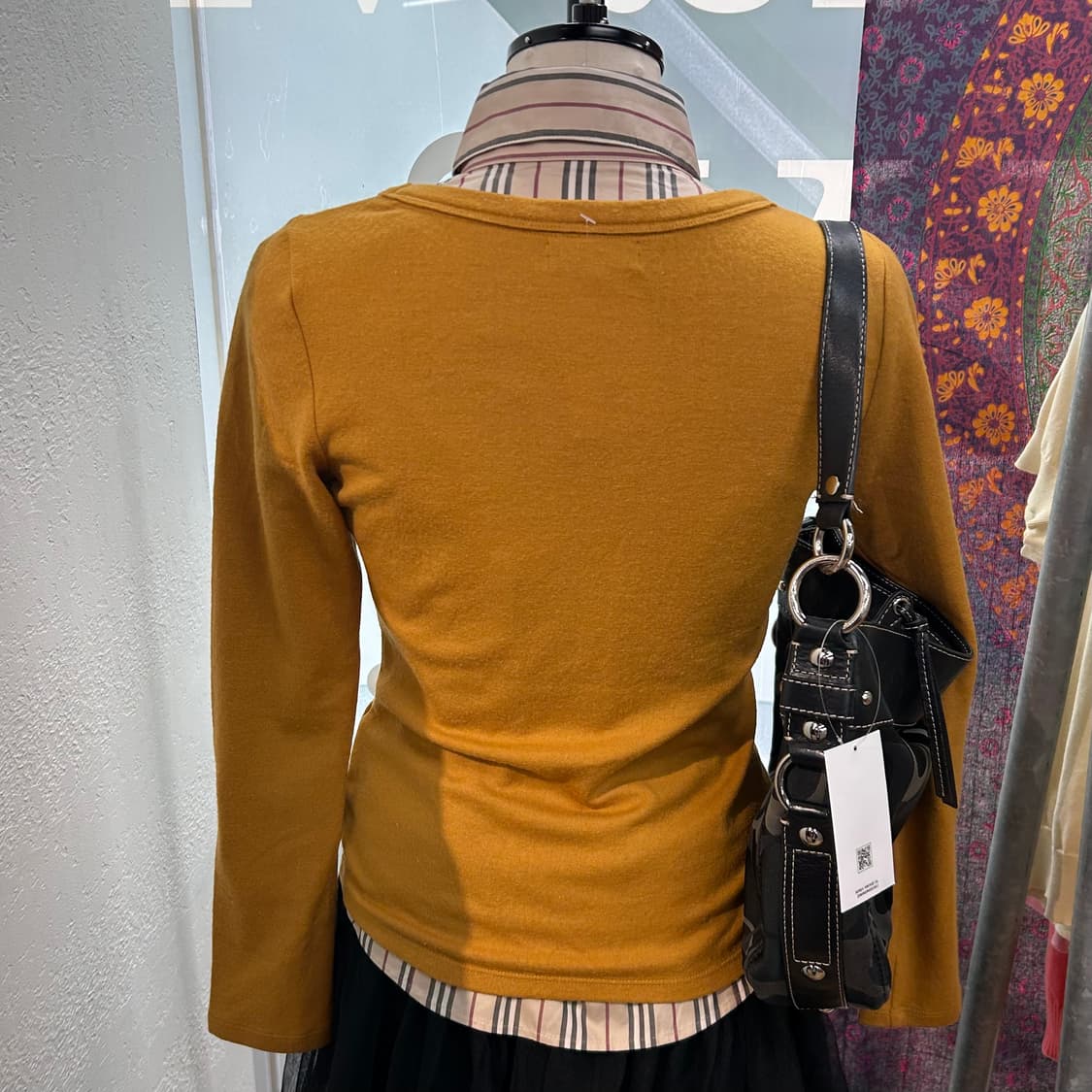Burberry Mustard Wool T-Shirts 상품이미지4