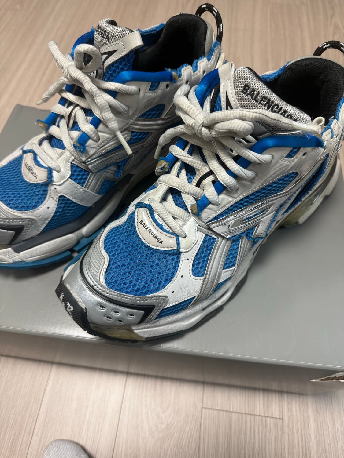 발렌시아가 러너 43사이즈 판매합니다 상품이미지1