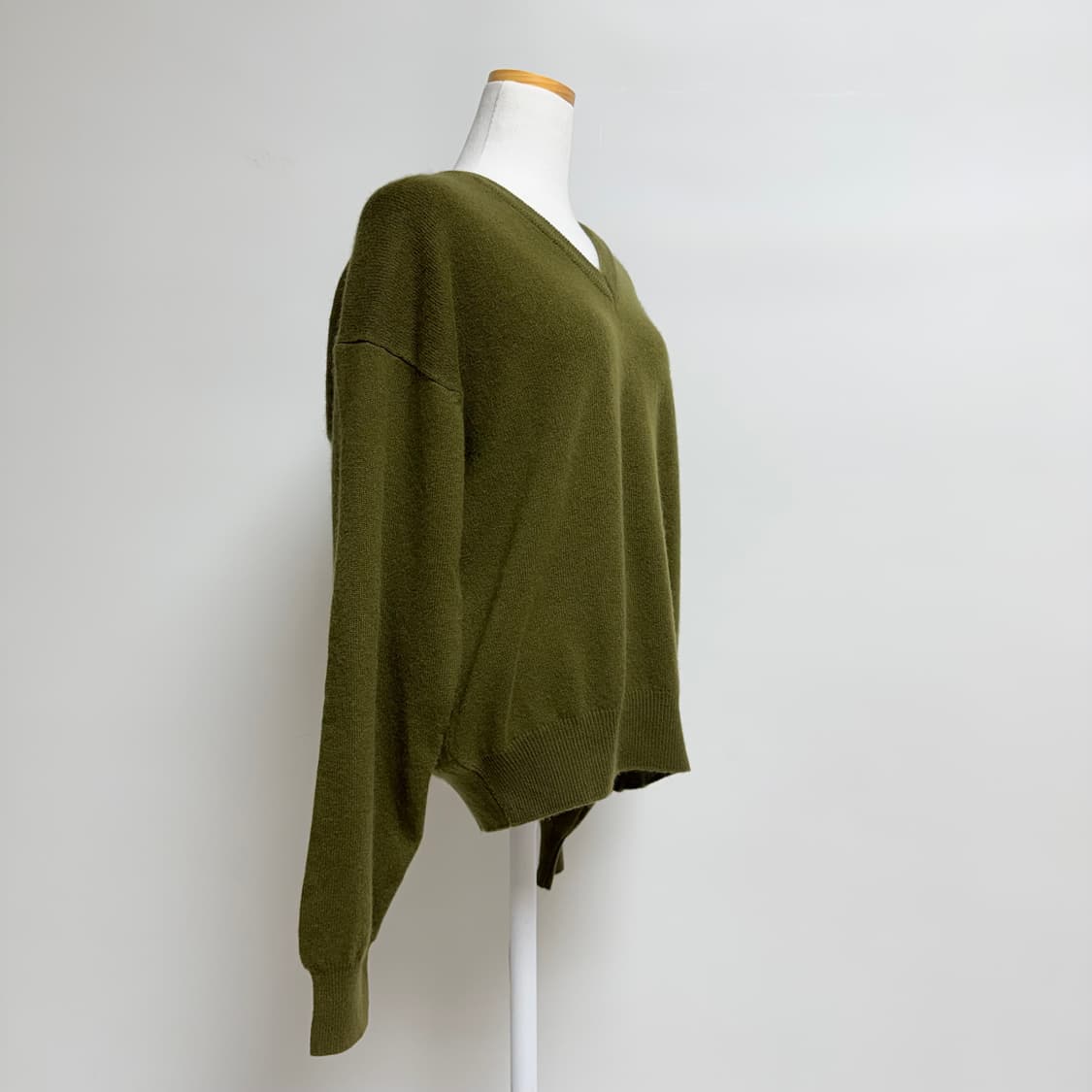 [캐시미어 100%] 카키색 브이넥 니트 L 상품이미지2